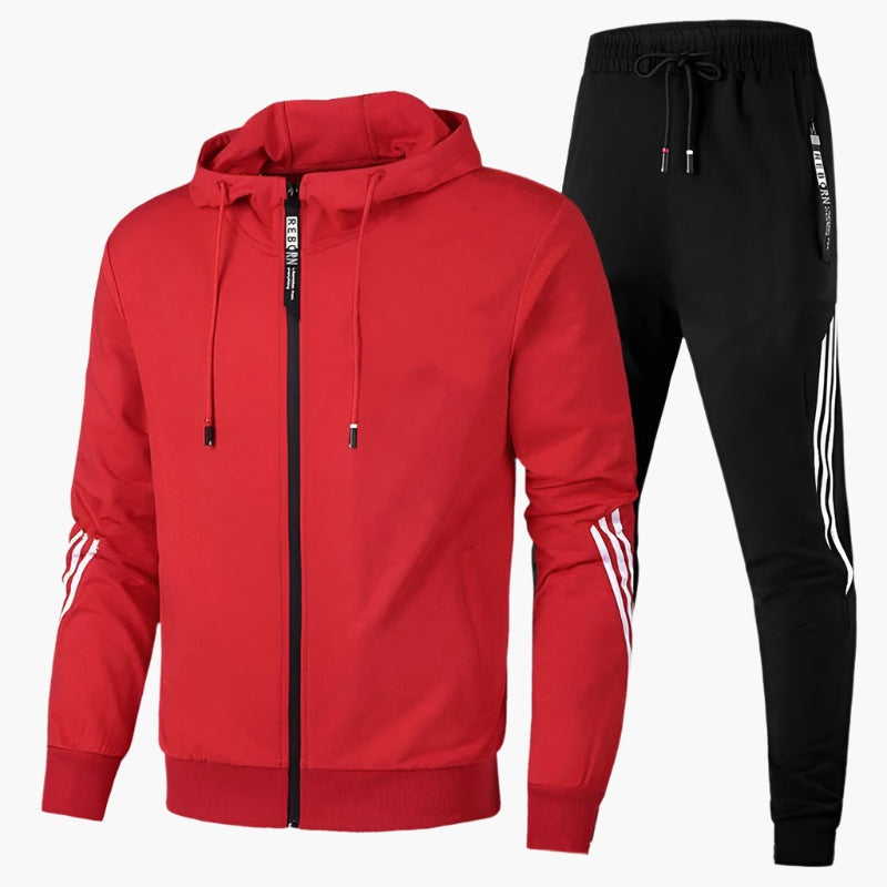 Homem a usar fato de treino com capuz e riscas laterais, ideal para treino, desporto e estilo casual.