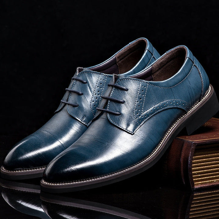 Sapatos Oxford masculinos pretos elegantes com atacadores, perfeitos para ocasiões formais e negócios.