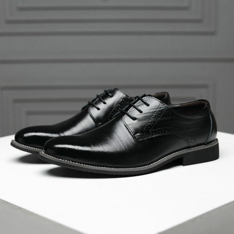 Moda masculina: Sapatos Oxford pretos brilhantes, com atacadores, para um toque de elegância em qualquer ocasião.