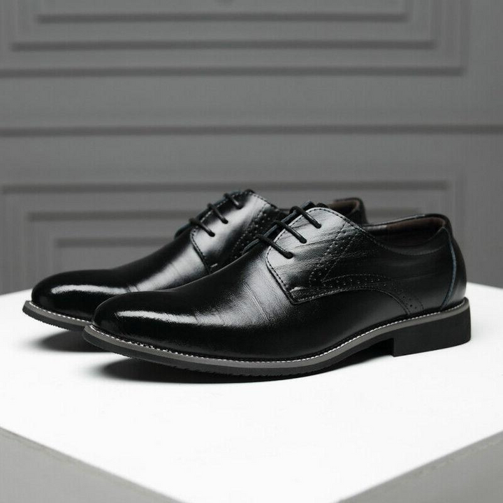 Moda masculina: Sapatos Oxford pretos brilhantes, com atacadores, para um toque de elegância em qualquer ocasião.