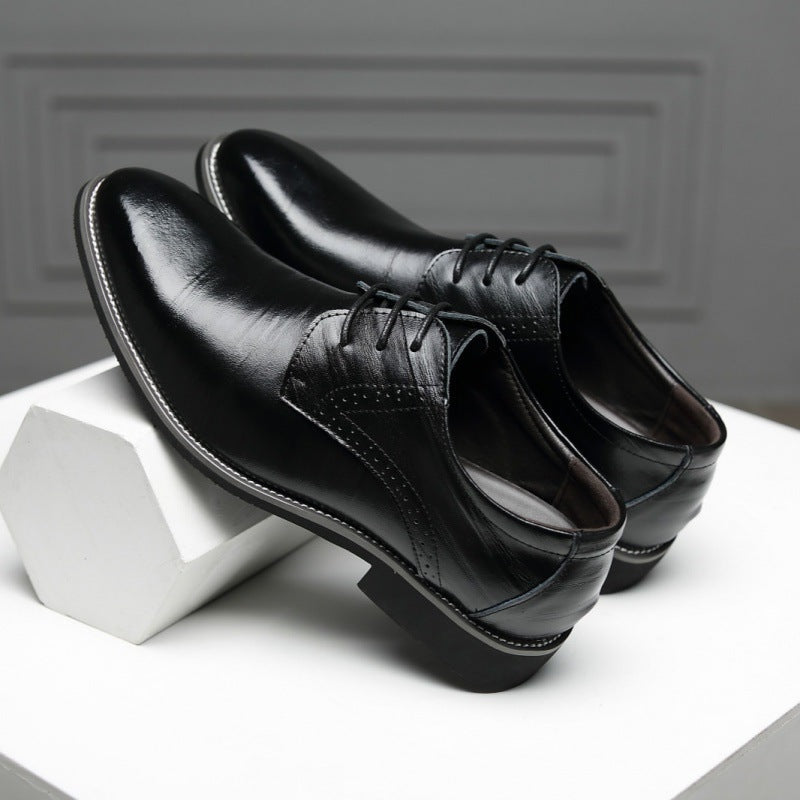 Oxford masculino confortável em couro castanho, com atacadores, ideal para longas jornadas de trabalho formal.