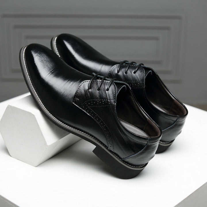 Oxford masculino confortável em couro castanho, com atacadores, ideal para longas jornadas de trabalho formal.