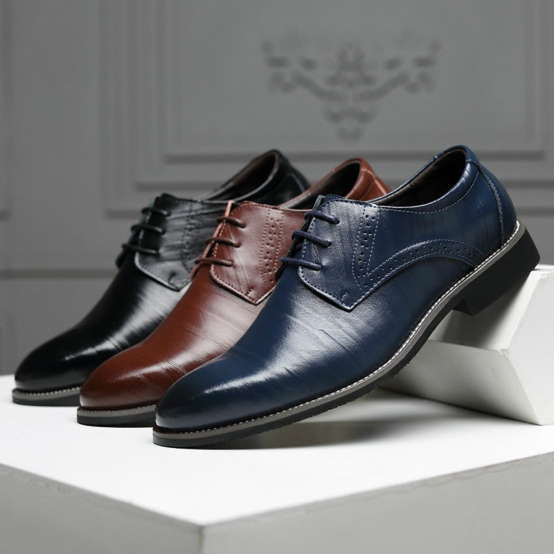 Calçado de negócio Oxford castanho médio, com atacadores, design elegante para o homem moderno e profissional.