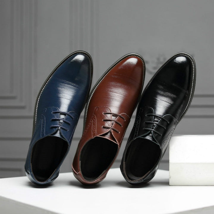 Clássico sapato Oxford masculino preto, com atacadores finos, símbolo de elegância e estilo tradicional.
