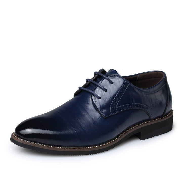 Calçado formal masculino azul tipo Oxford, com atacadores, que oferece um toque moderno à elegância clássica.