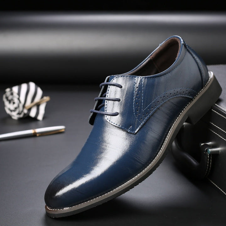 Calçado social masculino estilo Oxford clássico castanho, ideal para eventos formais e moda executiva.