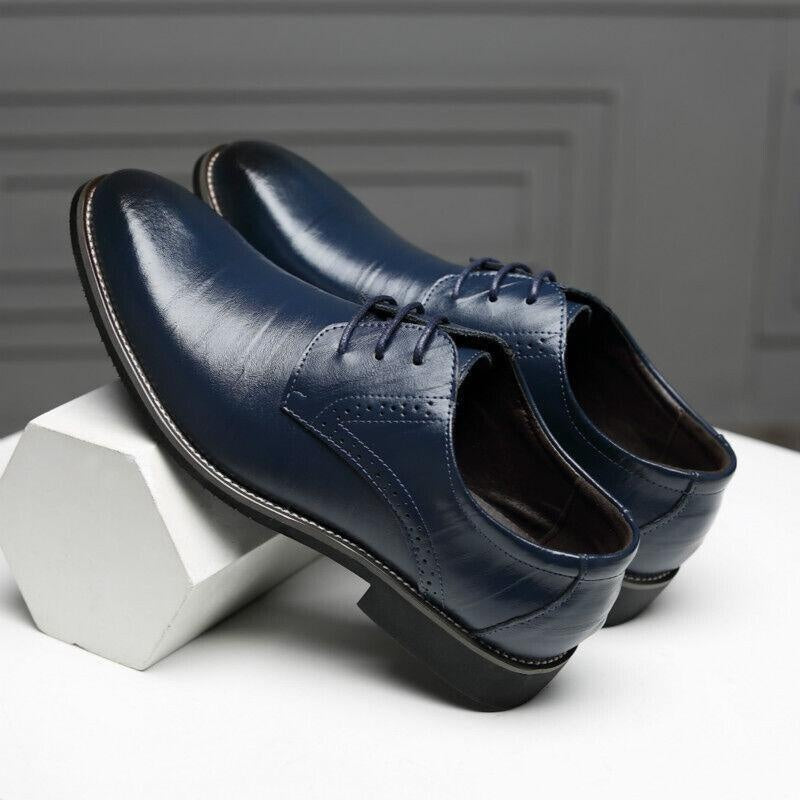 Sapatos de negócio Oxford castanhos com atacadores, combinando conforto e elegância para o homem.