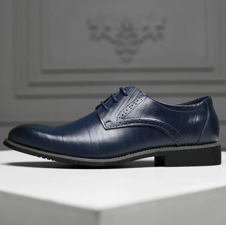 Elegantes sapatos Oxford masculinos pretos, clássicos com atacadores, essenciais para o guarda-roupa social.