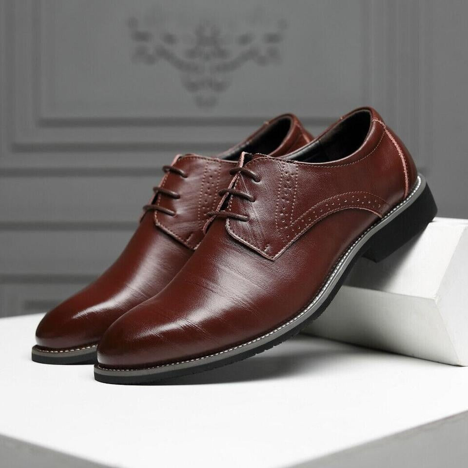 Sapatos masculinos Oxford brogue castanhos, com desenho perfurado, ideal para moda formal e social.