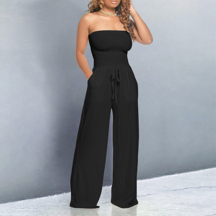 Macacão feminino moderno preto de ombros descobertos, ideal para um visual elegante e confortável.