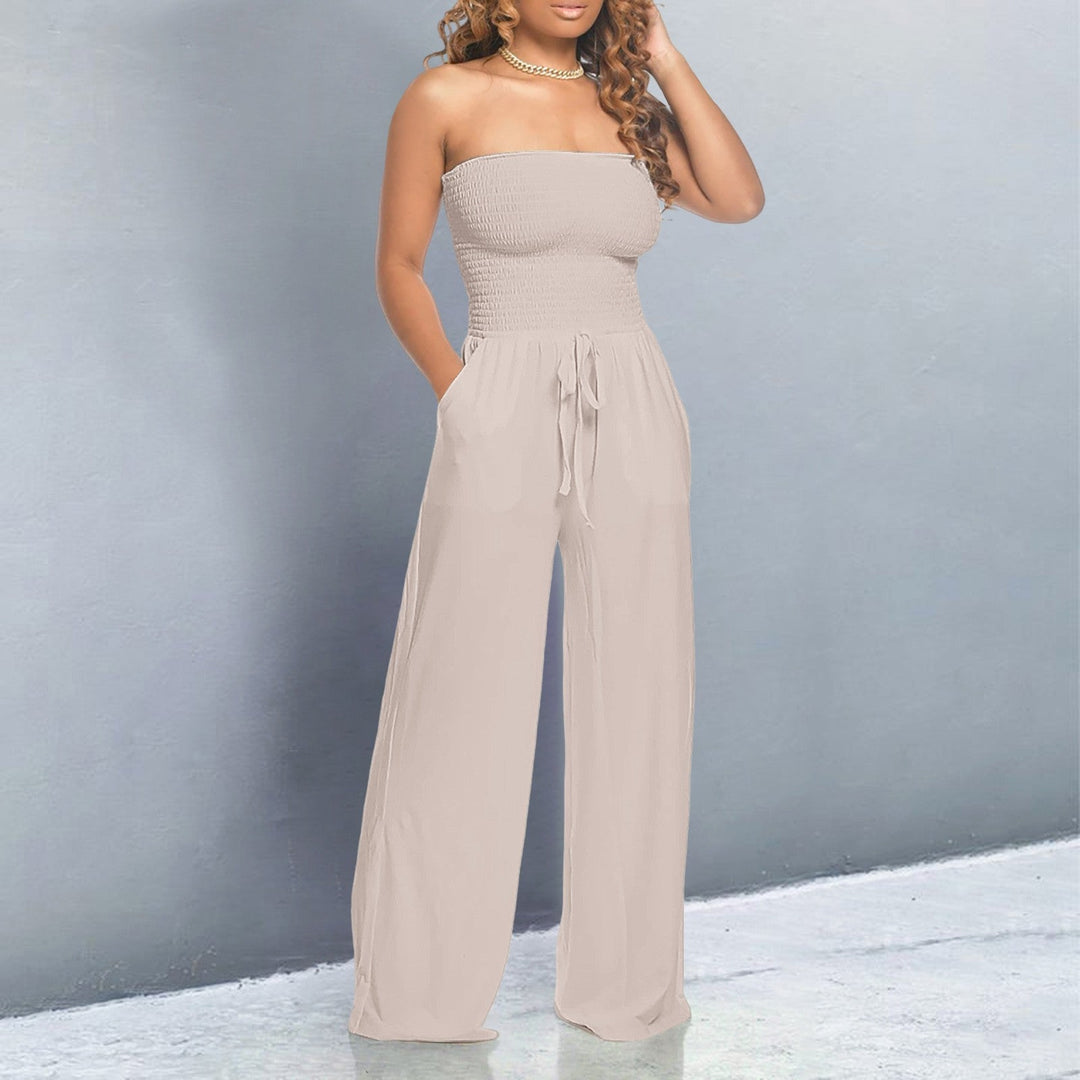 Roupa feminina: Macacão moderno com design de ombros descobertos, oferecendo conforto e estilo.