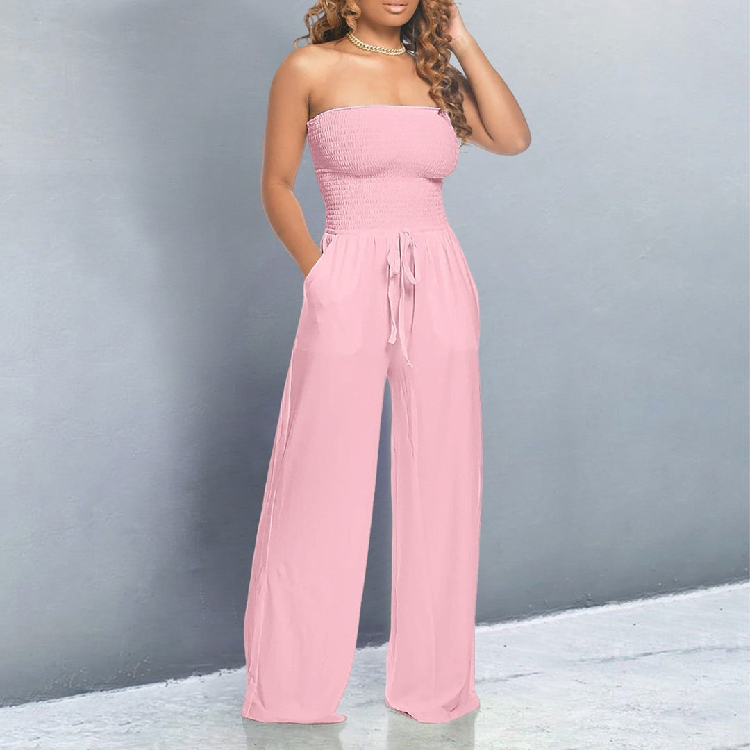 Macacão feminino moderno com ombros descobertos, peça versátil para moda primavera/verão.