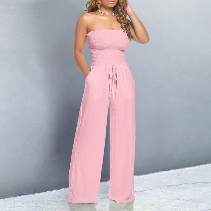 Macacão feminino moderno com ombros descobertos, peça versátil para moda primavera/verão.