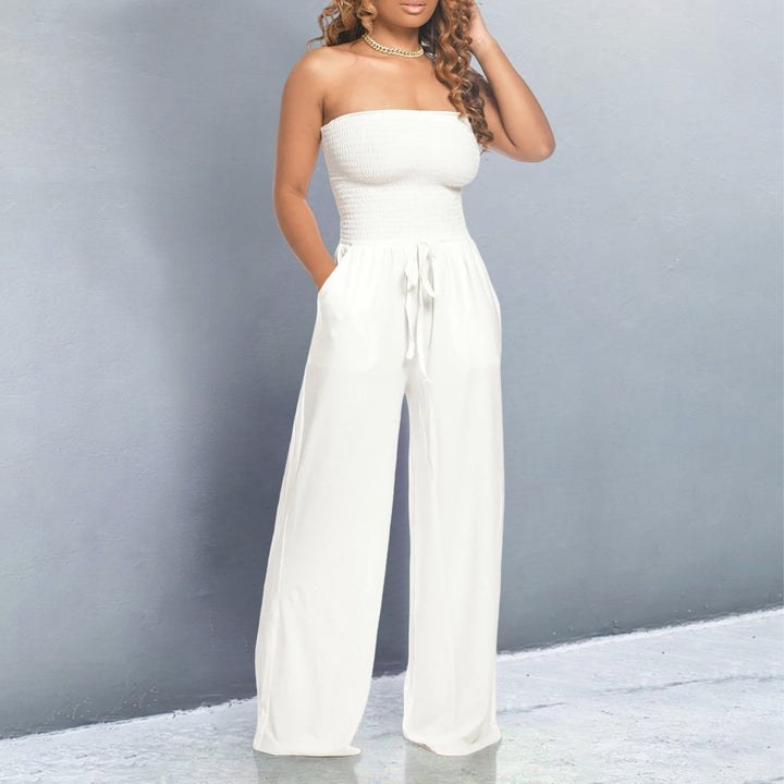 Macacão feminino moderno e confortável, com ombros descobertos, ideal para eventos ou casual.