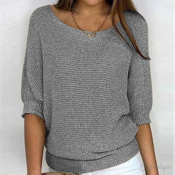 Mulher com camisola feminina elegante entrançada, look de outono/inverno casual e confortável.
