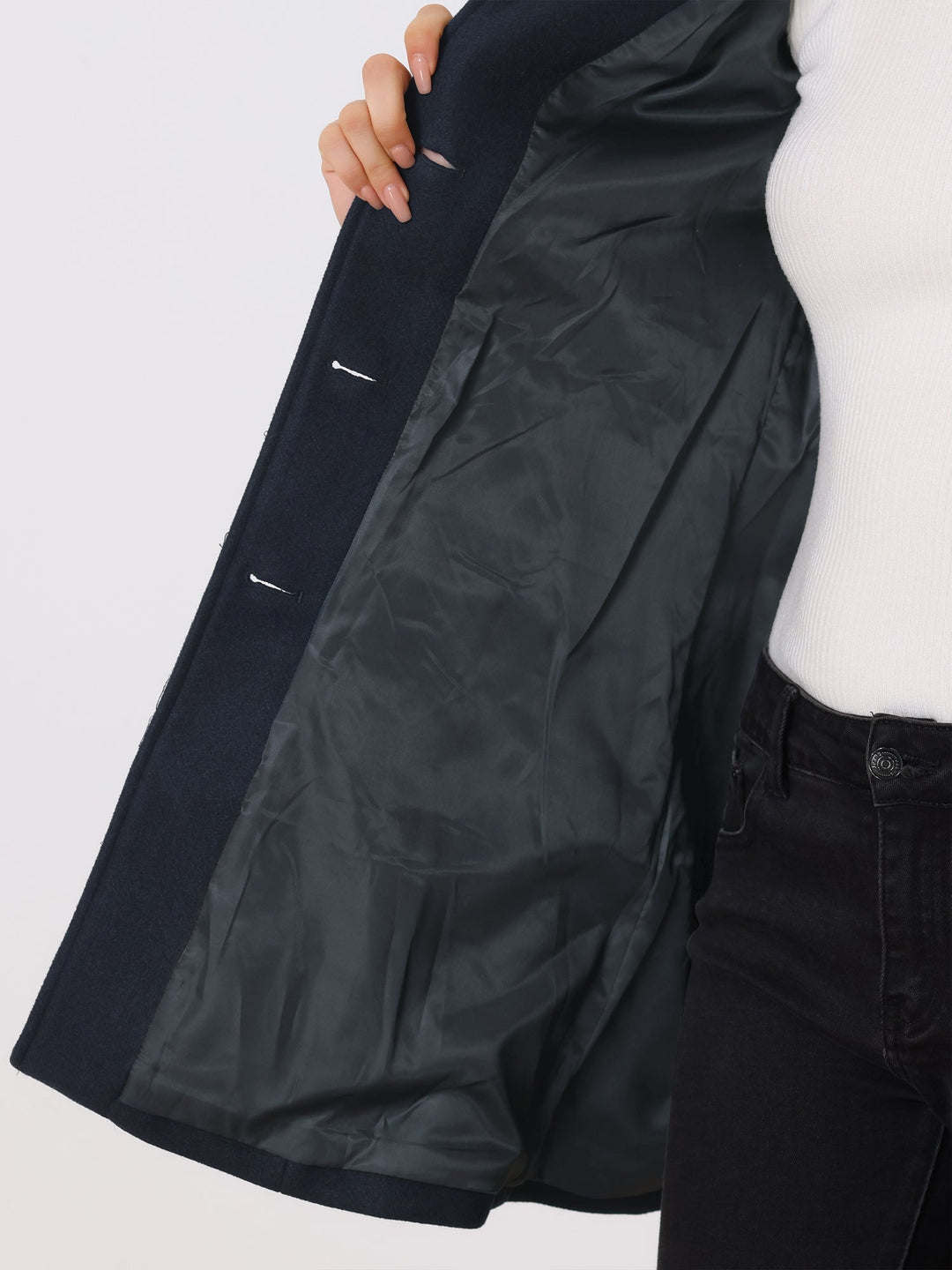 Casaco feminino de inverno com silhueta alongada, elegante, detalhe de um botão.