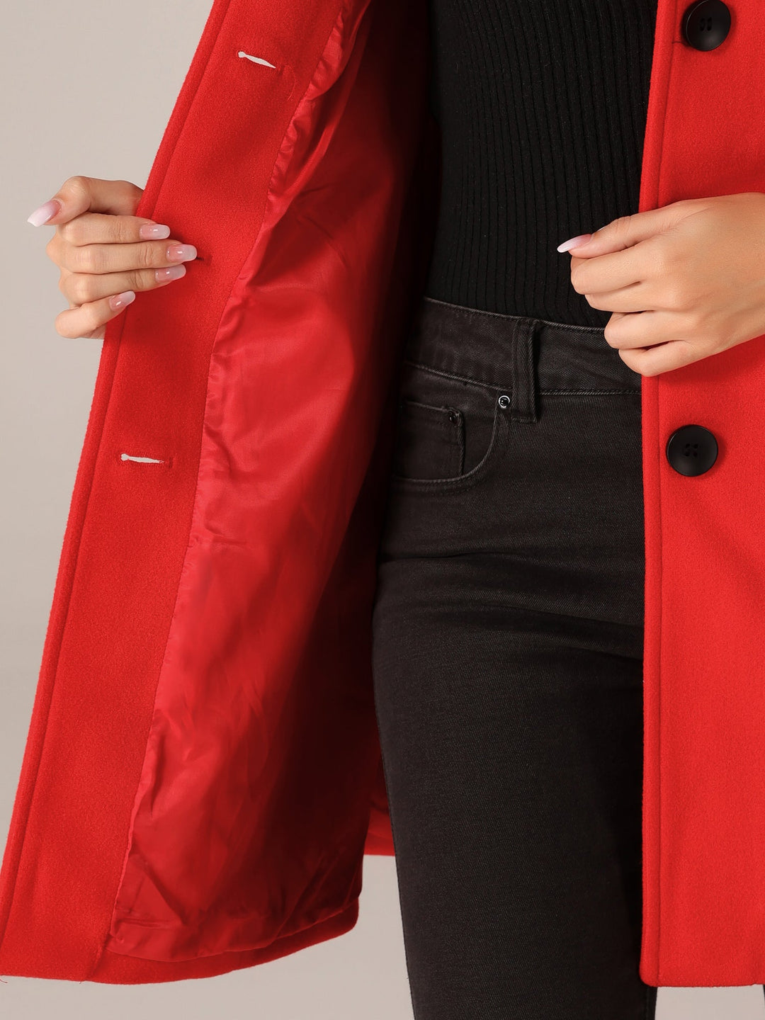 Casaco feminino de inverno com um botão distintivo, elegante e moderno, para vestuário outono.