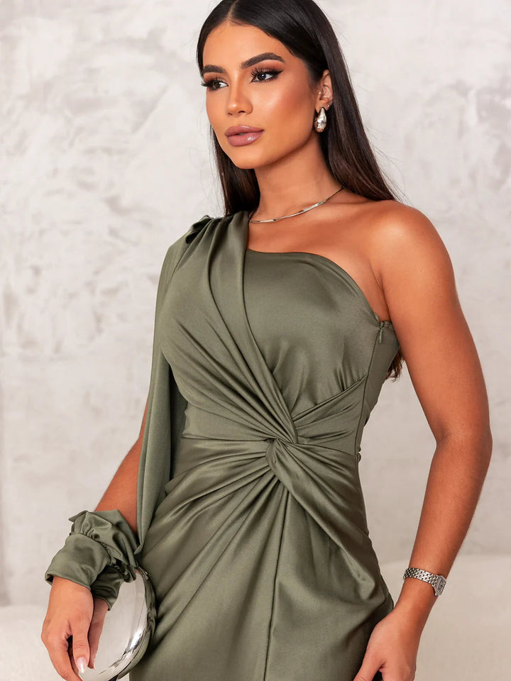 Vestido elegante feminino, um ombro só. Fenda lateral, ideal para ocasiões especiais e festa.