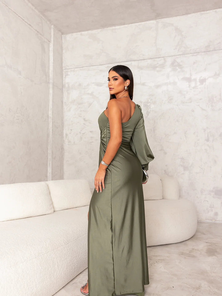 Vestido de festa feminino, um ombro só. Fenda lateral que realça a silhueta. Confortável e moderno.