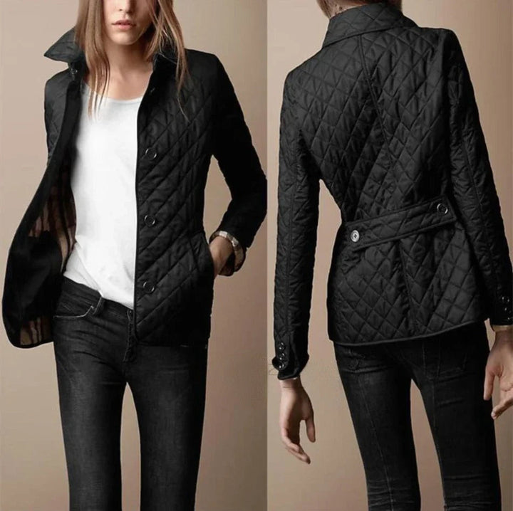 Jaqueta feminina acolchoada matelassê moderna, com gola clássica, ideal para looks de outono/primavera.