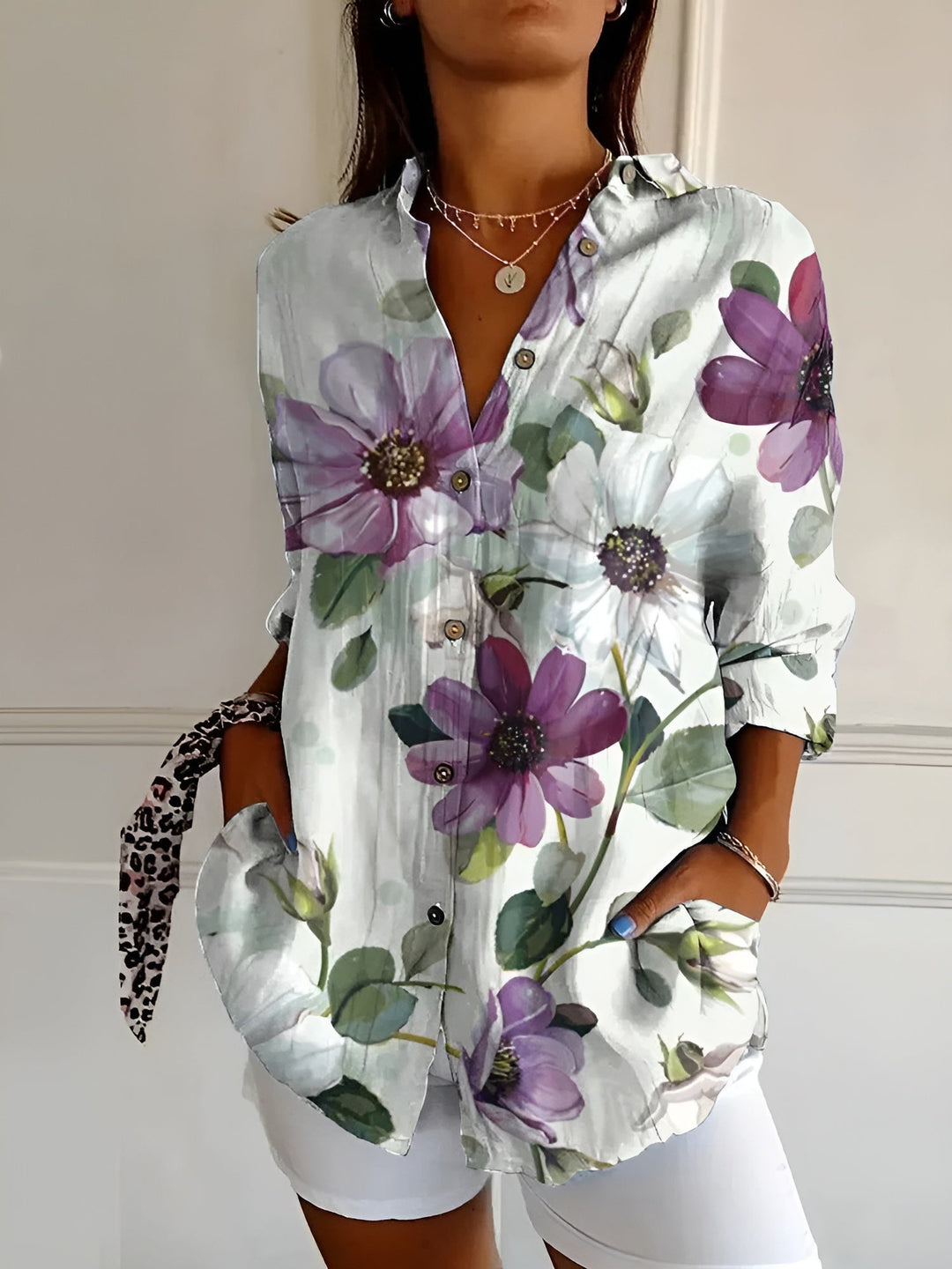 Estilosa camisa feminina floral para o verão, com estampa vibrante e caimento relaxado.