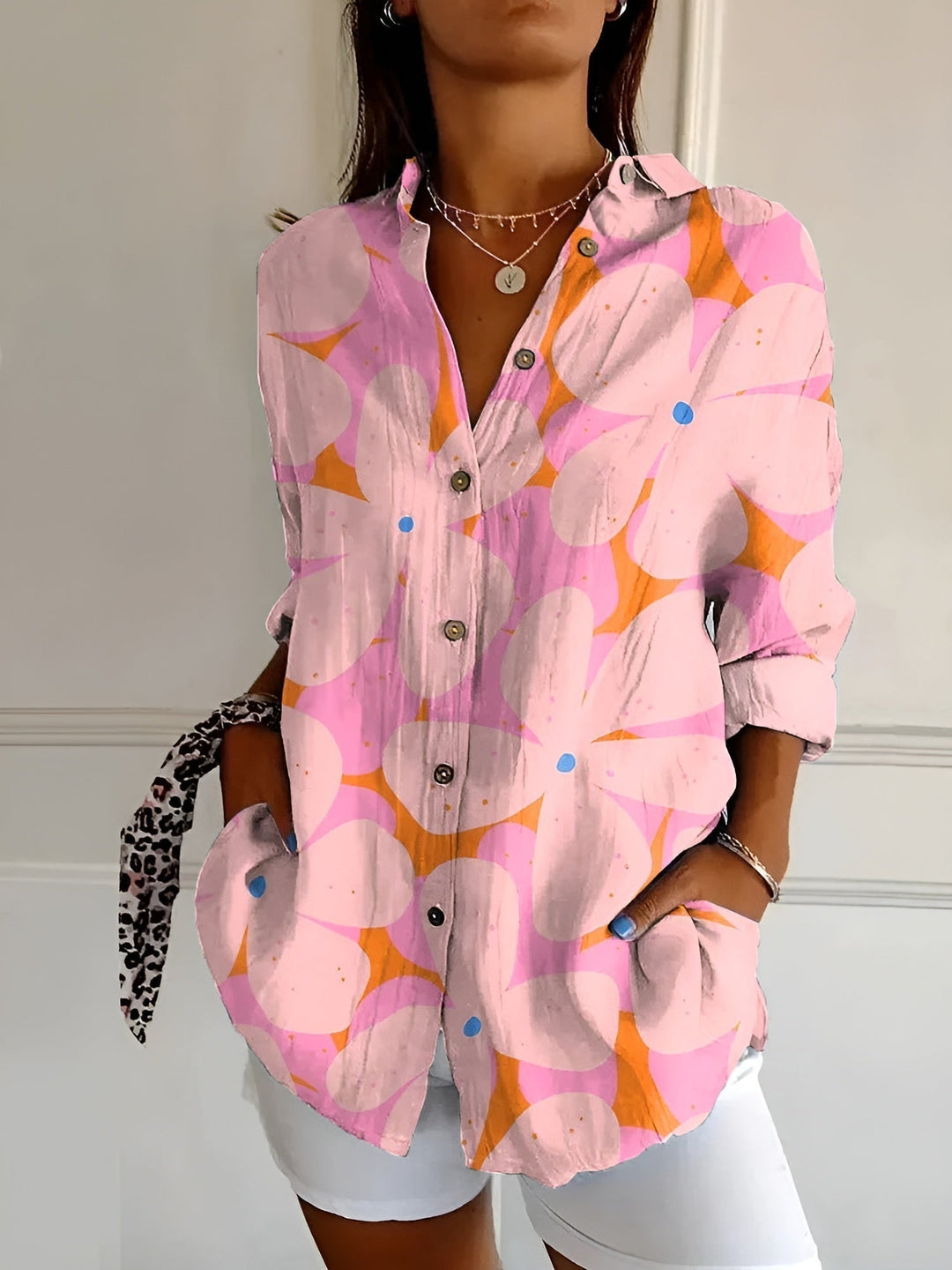 Camisa floral estampada feminina, casual e elegante. Perfeita para looks de verão e primavera.