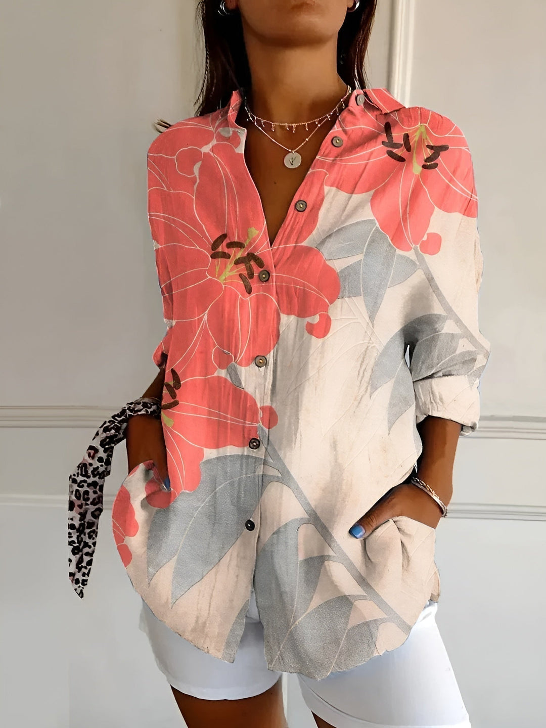 Camisa feminina floral de caimento solto, ideal para conforto e moda versátil.