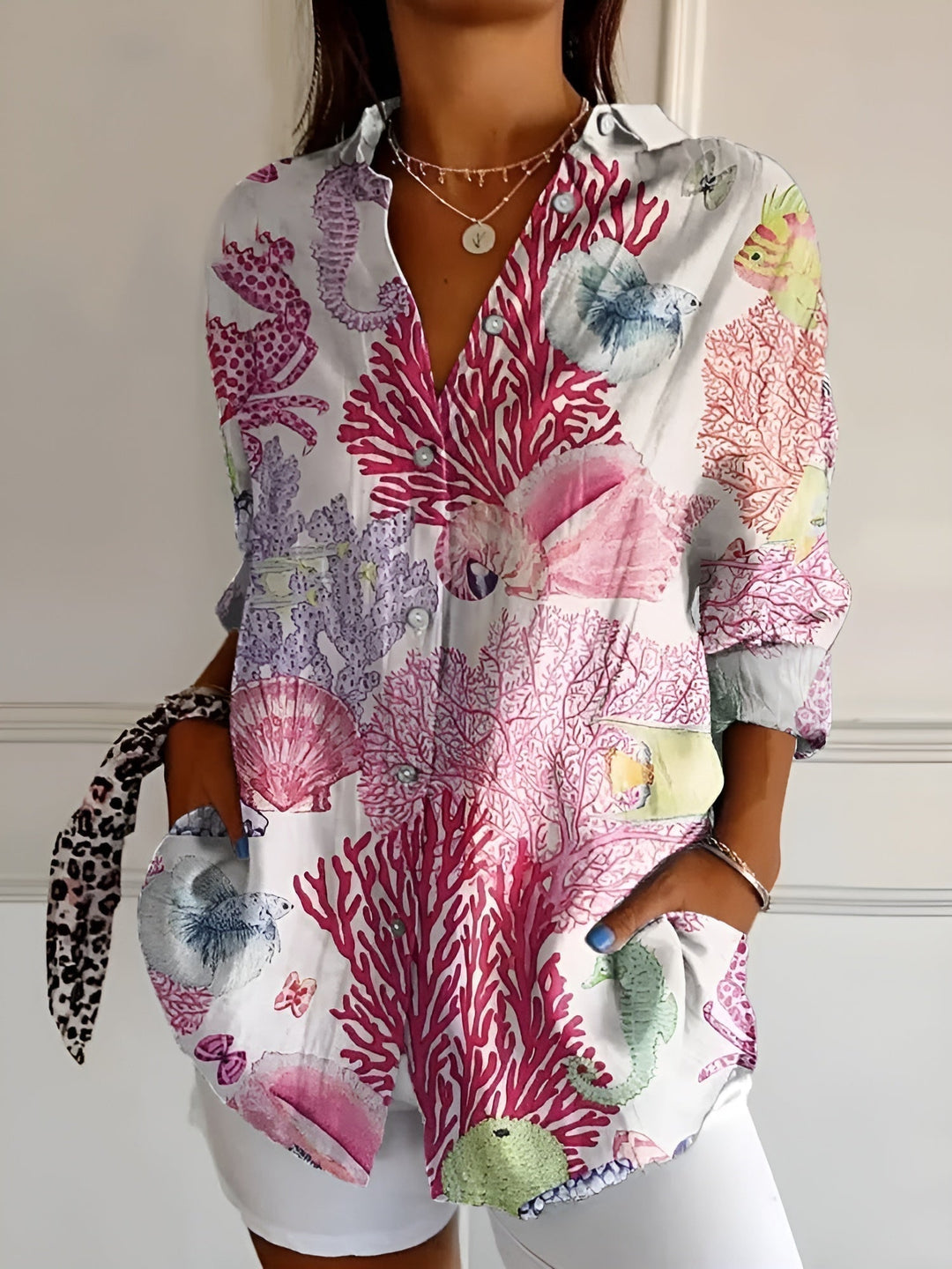 Elegante camisa feminina floral com estampa vibrante, perfeita para moda casual e versátil.