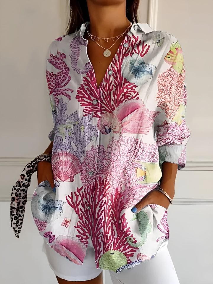 Elegante camisa feminina floral com estampa vibrante, perfeita para moda casual e versátil.