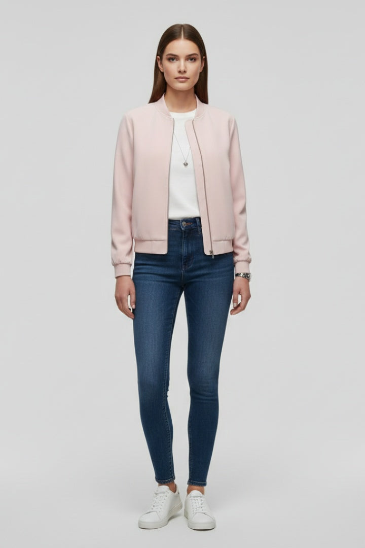 Bomber feminino preto com fecho frontal. Roupa versátil para look descontraído e confortável no dia a dia.