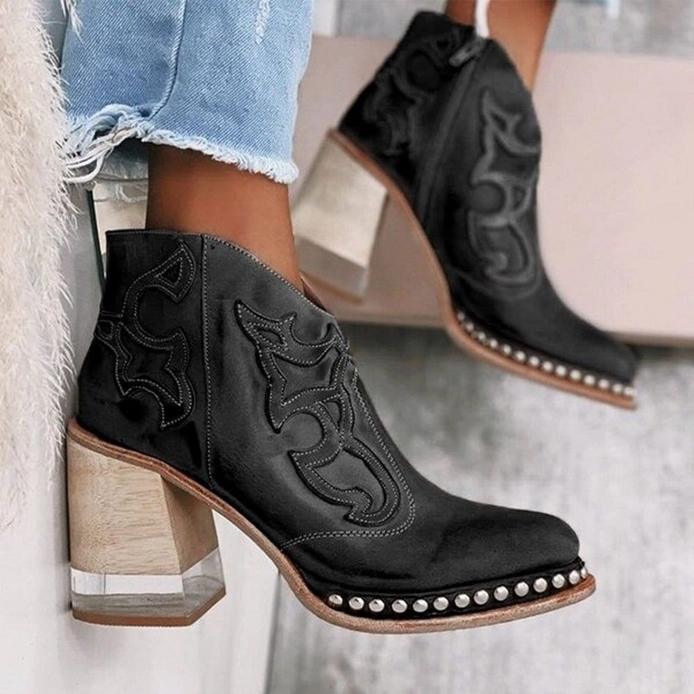 Calçado mulher: botas cowboy ocidentais com bordados tradicionais e tachas metálicas, design feminino e moderno.