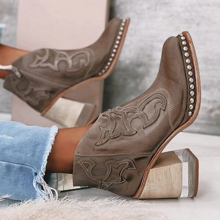 Botas cowboy femininas de moda com estilo ocidental, bordados e tachas, ideais para o look de outono e inverno.