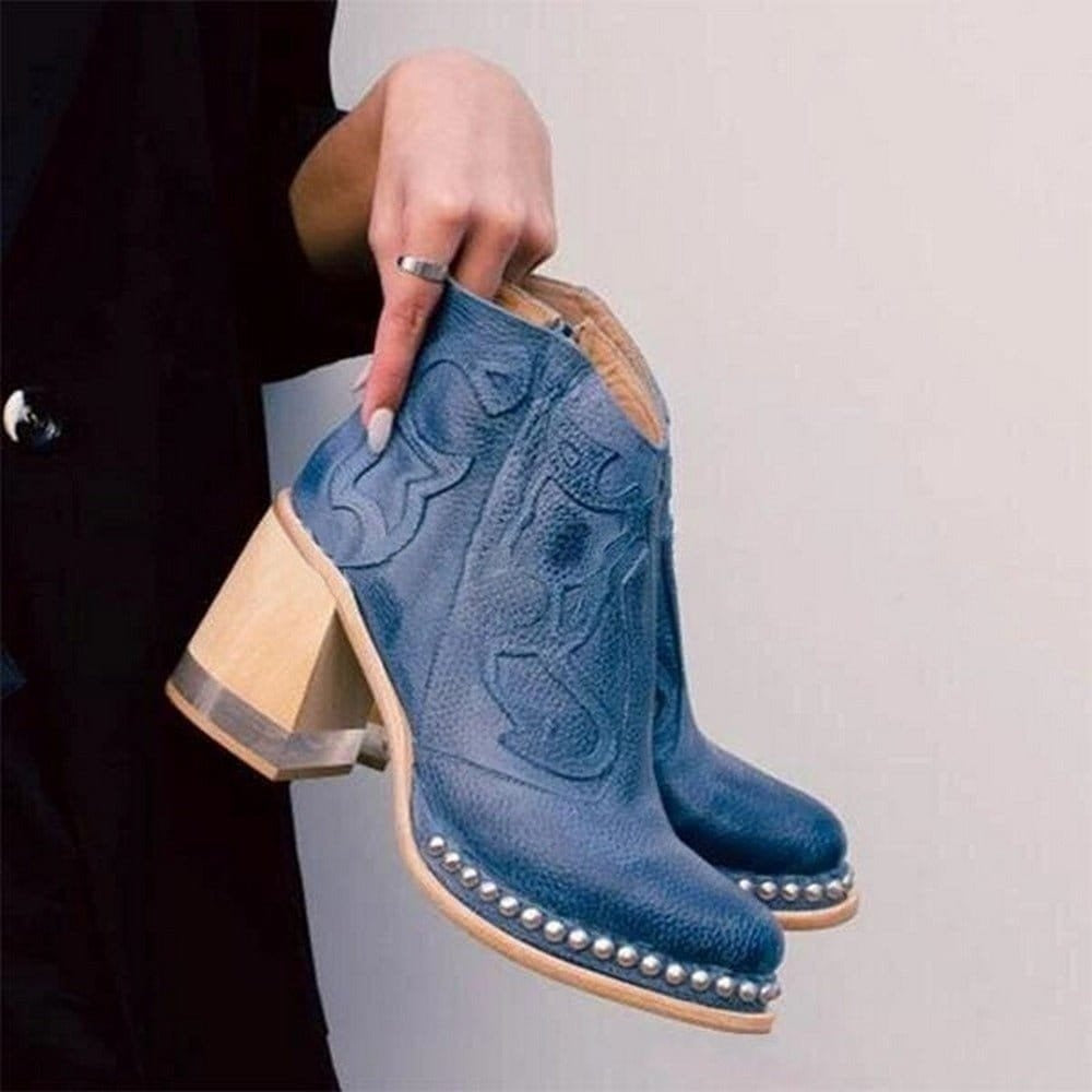 Bota cowboy de mulher com elegante bordado e tachas decorativas, tacão bloco confortável, ideal para o dia a dia.
