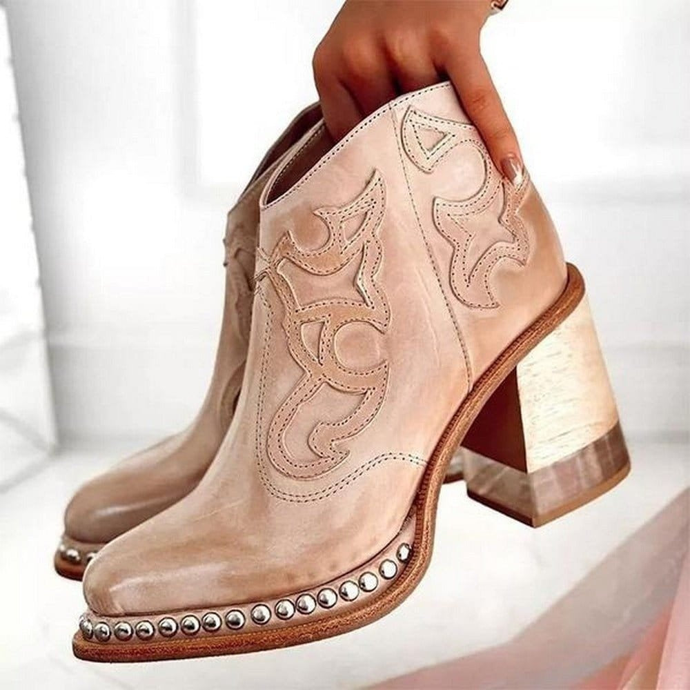 Bota cowboy feminina com tacão bloco e bordados clássicos, detalhes de tachas, perfeita para outono/inverno.
