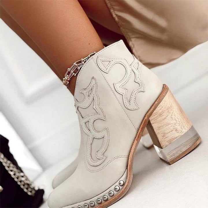 Bordados e tachas em botas cowboy femininas Vera, mostrando a riqueza dos detalhes do estilo ocidental para mulher.