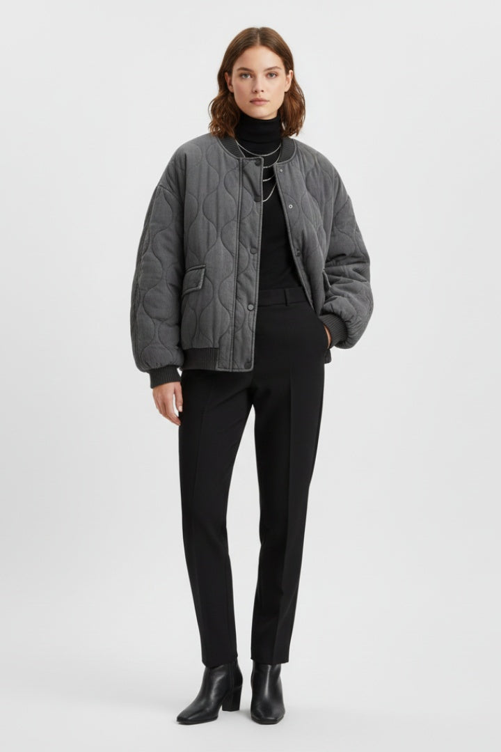 Mulher veste casaco bomber oversize matelassado, look casual de outono/inverno, moderno e confortável.