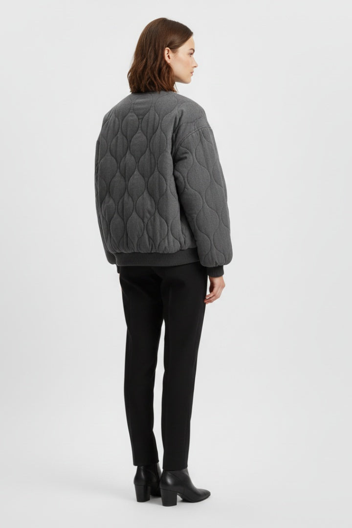 Casaco bomber feminino acolchoado, com design oversize matelassado, perfeito para estilo casual de inverno.