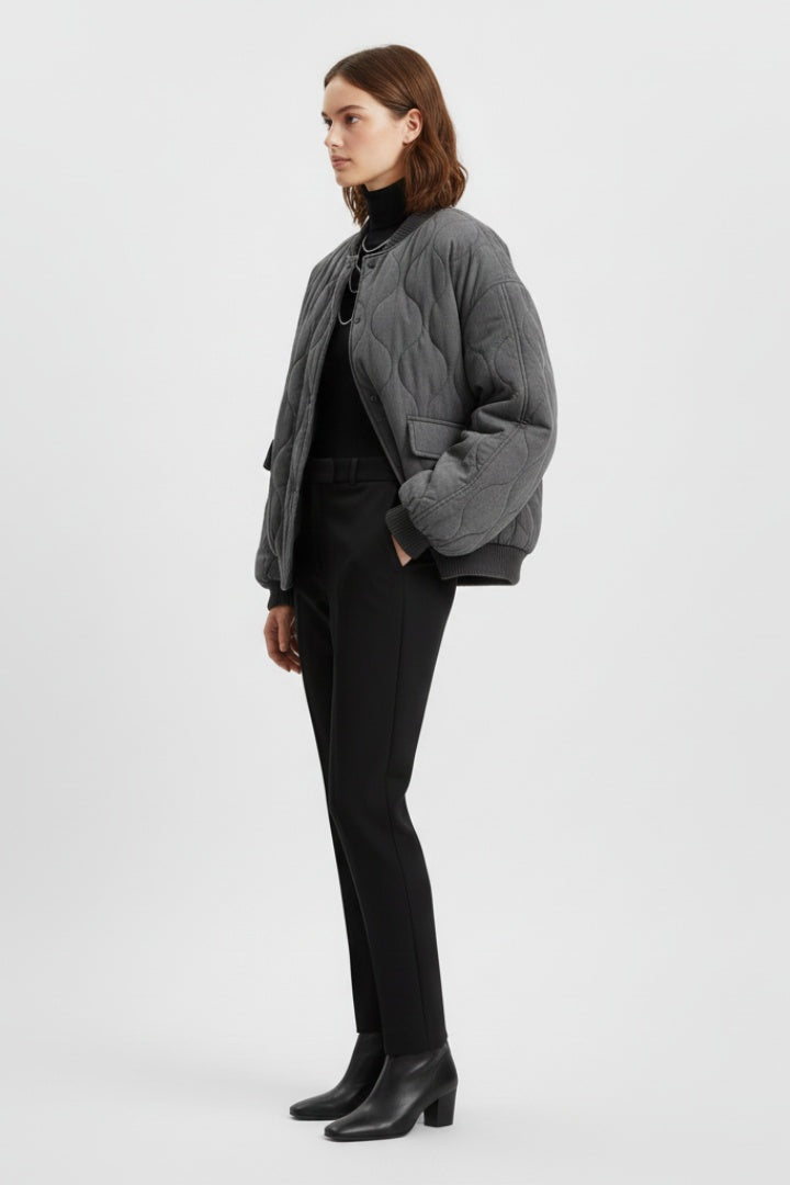 Close-up do casaco bomber matelassado oversize para mulher, textura acolchoada, quente para o inverno.
