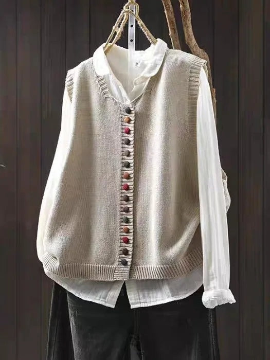 Detalhe do colete de malha feminino com botões. Textura rica da malha, ideal para looks casuais e modernos.