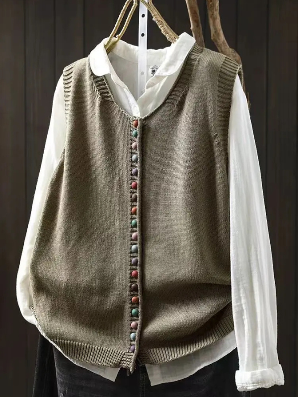 Vista frontal do colete de malha feminino com botões. Peça essencial para adicionar estilo à moda casual.