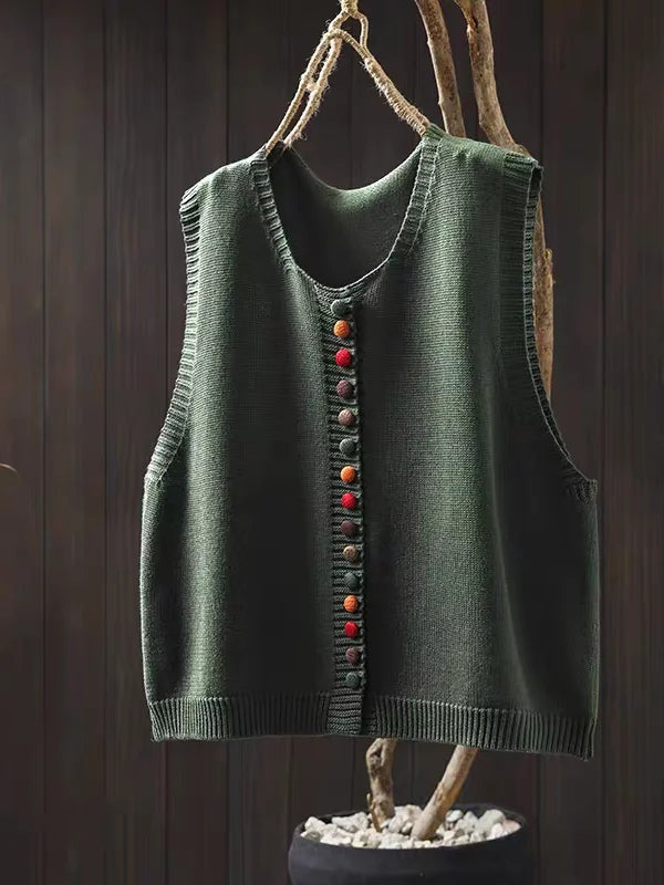 Modelo vestindo colete de malha feminino com botões frontais. Perfeito para camadas e um estilo chique de outono.
