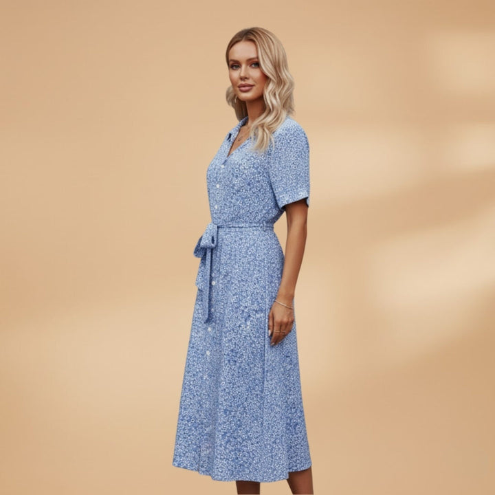 Mulher vestindo vestido midi camiseiro floral feminino com decote V. Estampa vibrante para dias de verão.
