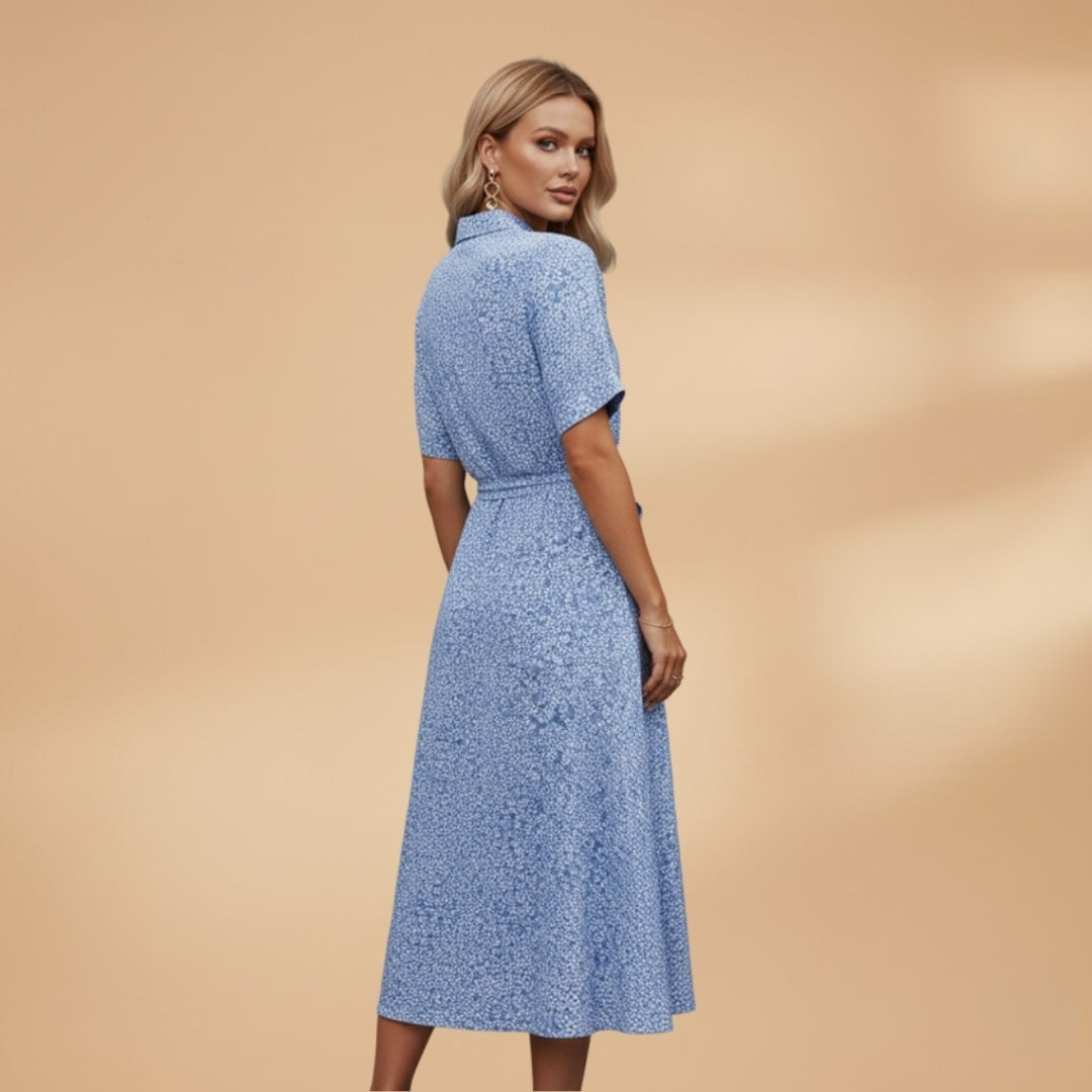 Detalhe do vestido midi camiseiro feminino estampado floral. Tecido leve, decote V, estilo primavera-verão.