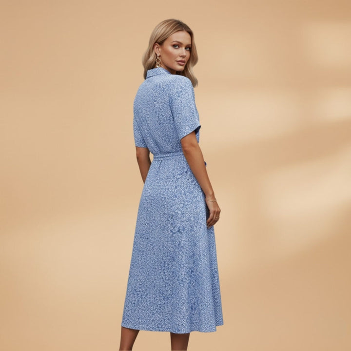Detalhe do vestido midi camiseiro feminino estampado floral. Tecido leve, decote V, estilo primavera-verão.