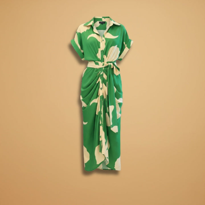 Vestido midi camiseiro feminino estampado tropical, com laço ajustável. Perfeito para o verão casual.