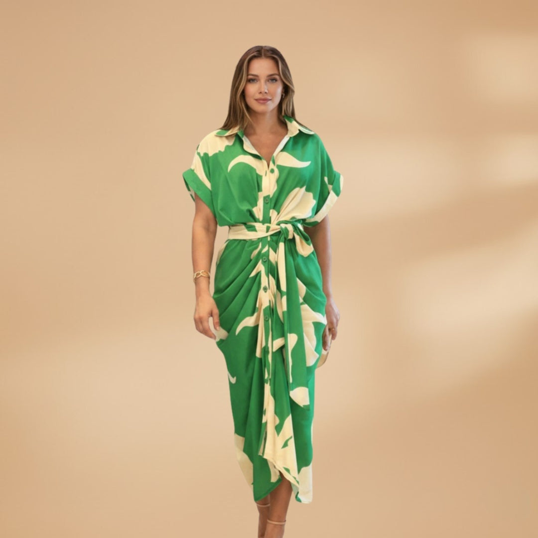 Vestido camiseiro midi estampado, feminino, com laço ajustável. Elegante, confortável e ideal para verão.