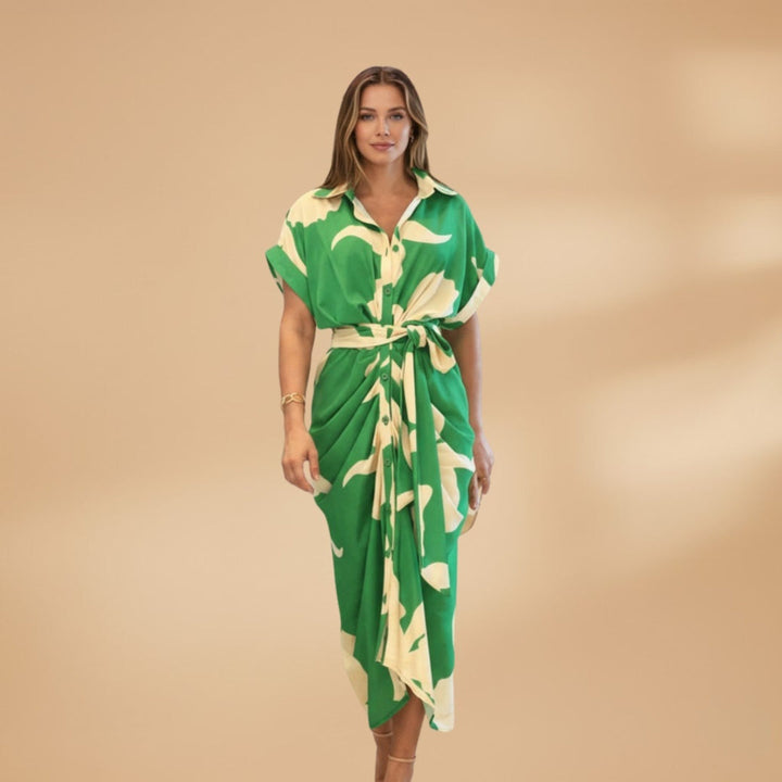 Vestido camiseiro midi estampado, feminino, com laço ajustável. Elegante, confortável e ideal para verão.