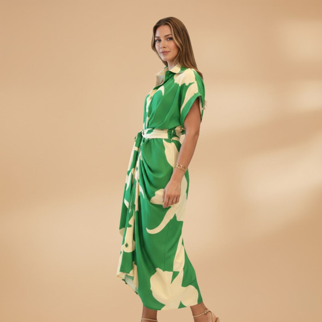 Moda feminina: Vestido midi estampado tropical, estilo camiseiro, com laço na cintura. Ótimo para verão.
