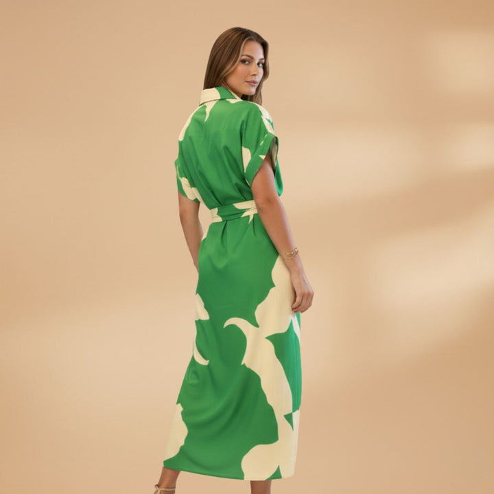 Vestido feminino elegante midi camiseiro estampado tropical, com laço. Ideal para um look de verão.