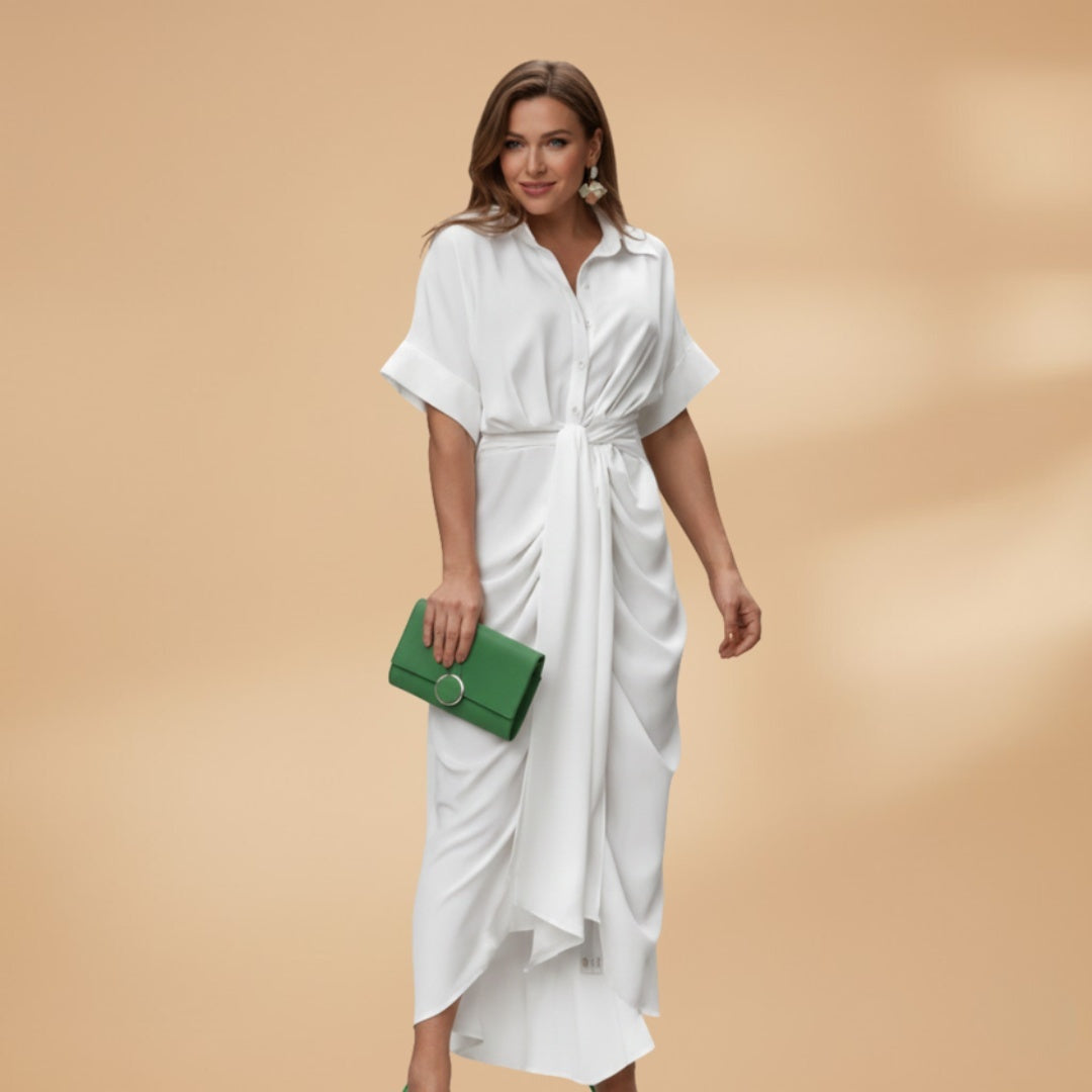 Vestido midi estampado tropical com laço ajustável. Estilo camiseiro feminino, confortável e na moda verão.